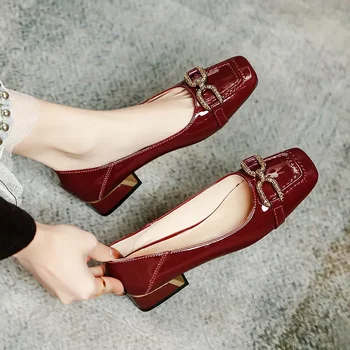Женская обувь из лакированной кожи на среднем каблуке винно-красного цвета 2023, весенняя новинка, обувь Four Seasons на высоком каблуке с квадратным носком