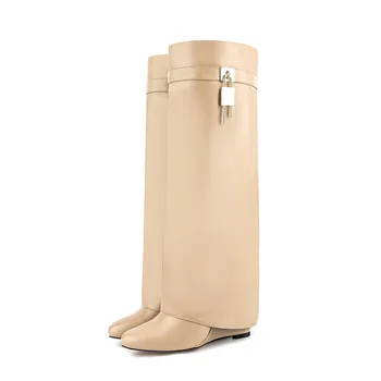 Женские сапоги до колена с боковой молнией европейского и американского бренда, украшенные металлическим замком, сапоги-юбки на наклонном каблуке