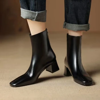 Короткие женские сапоги на толстом каблуке во французском стиле; сезон весна-осень 2024 года; новые тонкие сапоги на высоком каблуке с квадратным носком и молнией сзади